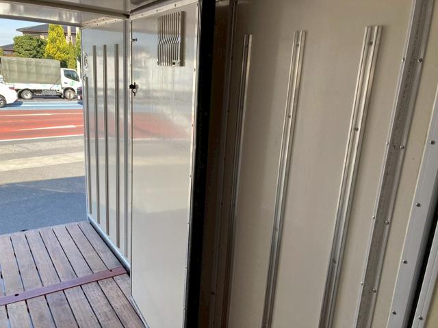 キャンター 三菱ふそう　小型冷蔵冷凍バン　最大積載２０００ｋｇ　東プレ製低温冷凍機　Ｒ１年６月製　冷凍バン　Ｒ１年６月製　左サイド扉　床板ステンレス貼　標準ロングボディー　最大積載量２０００ｋｇ（27枚目）