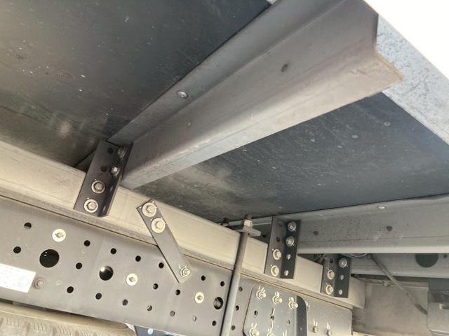 キャンター 三菱ふそう　小型冷蔵冷凍バン　最大積載２０００ｋｇ　東プレ製低温冷凍機　Ｒ１年６月製　冷凍バン　Ｒ１年６月製　左サイド扉　床板ステンレス貼　標準ロングボディー　最大積載量２０００ｋｇ（30枚目）