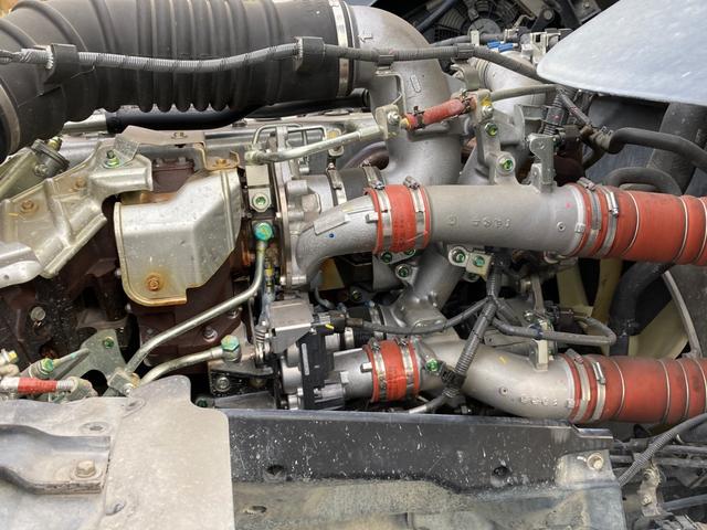 プロフィア 日野　大型一方開ダンプ　最大積載８３００ｋｇ　新明和製一方開ダンプ　５３００×２３５０　Ｈ３０年１月製　自動シート　リターダー　ハイルーフ　自動固縛スイッチ（18枚目）