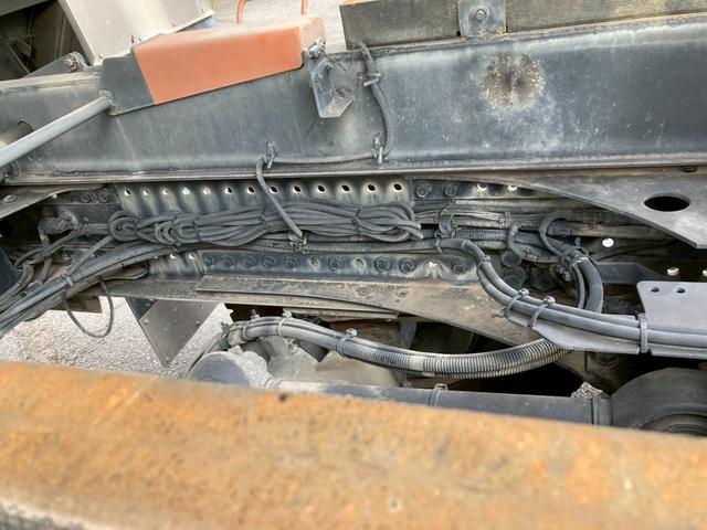 プロフィア 日野　大型一方開ダンプ　最大積載８３００ｋｇ　新明和製一方開ダンプ　５３００×２３５０　Ｈ３０年１月製　自動シート　リターダー　ハイルーフ　自動固縛スイッチ（28枚目）