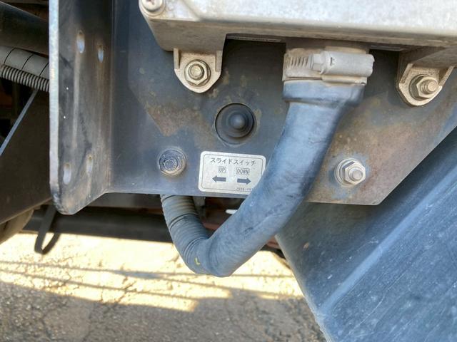 キャンター 三菱ふそう　小型セーフティーローダー　最大積載３３００ｋｇ　極東製セーフティーローダー　フラトップ　Ｈ２９年２月製　ウインチ　手動歩み　床フック１４個　５ＭＴ　車載専用車（30枚目）