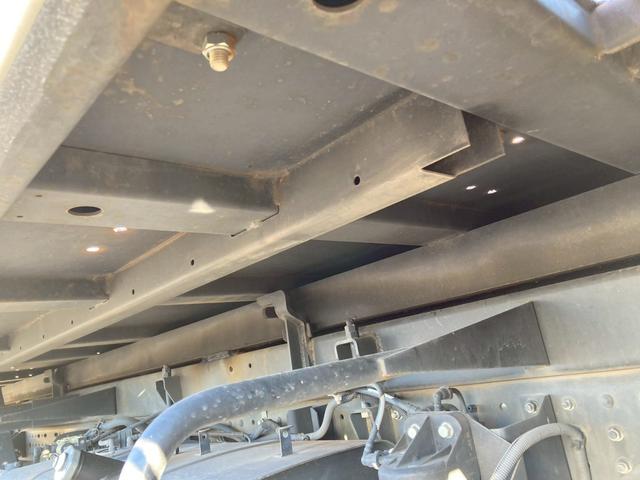 キャンター 三菱ふそう　小型セーフティーローダー　最大積載３３００ｋｇ　極東製セーフティーローダー　フラトップ　Ｈ２９年２月製　ウインチ　手動歩み　床フック１４個　５ＭＴ　車載専用車（31枚目）