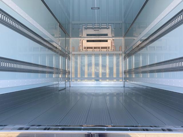 ヒノレンジャー 日野　中型冷蔵冷凍バン　最大積載２４００ｋｇ　菱重製低温冷凍機　Ｒ６年製　トランテックス製冷凍バン　Ｒ６年１２月製　格納ＰＧ　Ｒ６年１０月製　リアエアサス　左サイド扉　ラッシングレール２段　６２ワイド　未稼働車　最大積載量２４００ｋｇ（8枚目）