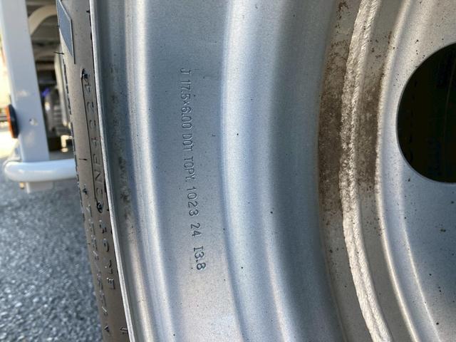 ヒノレンジャー 日野　中型冷蔵冷凍バン　最大積載２４００ｋｇ　菱重製低温冷凍機　Ｒ６年製　トランテックス製冷凍バン　Ｒ６年１２月製　格納ＰＧ　Ｒ６年１０月製　リアエアサス　左サイド扉　ラッシングレール２段　６２ワイド　未稼働車　最大積載量２４００ｋｇ（29枚目）