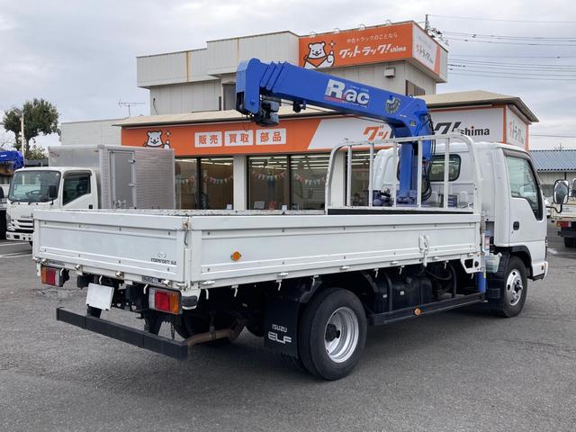 エルフトラック いすゞ　小型クレーン付平ボディー　最大積載２０００ｋｇ　タダノ製４段クレーン（２．６３ｔ吊）Ｈ１８年１月製　ラジコン　フックイン　セイコーラック２個　スムーサー６速２ペダル　ワイドロングボディー　最大積載量２０００ｋｇ（3枚目）