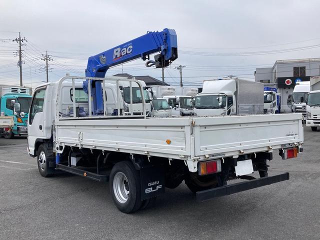 エルフトラック いすゞ　小型クレーン付平ボディー　最大積載２０００ｋｇ　タダノ製４段クレーン（２．６３ｔ吊）Ｈ１８年１月製　ラジコン　フックイン　セイコーラック２個　スムーサー６速２ペダル　ワイドロングボディー　最大積載量２０００ｋｇ（4枚目）
