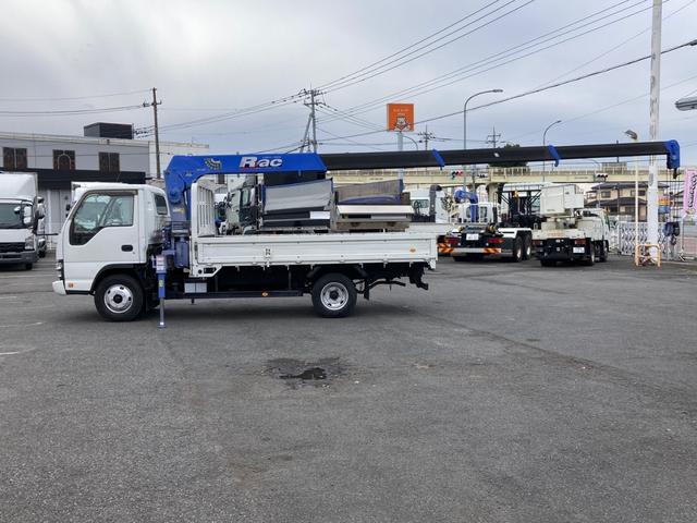 エルフトラック いすゞ　小型クレーン付平ボディー　最大積載２０００ｋｇ　タダノ製４段クレーン（２．６３ｔ吊）Ｈ１８年１月製　ラジコン　フックイン　セイコーラック２個　スムーサー６速２ペダル　ワイドロングボディー　最大積載量２０００ｋｇ（5枚目）