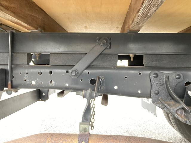 エルフトラック いすゞ　小型クレーン付平ボディー　最大積載２０００ｋｇ　タダノ製４段クレーン（２．６３ｔ吊）Ｈ１８年１月製　ラジコン　フックイン　セイコーラック２個　スムーサー６速２ペダル　ワイドロングボディー　最大積載量２０００ｋｇ（14枚目）