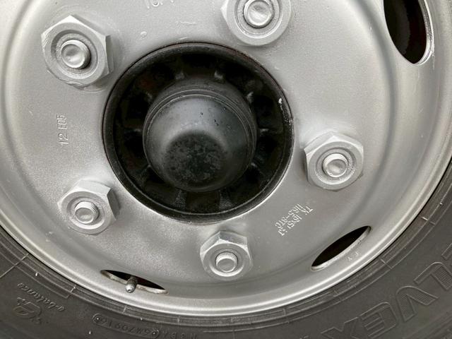 エルフトラック いすゞ　小型クレーン付平ボディー　最大積載２０００ｋｇ　タダノ製４段クレーン（２．６３ｔ吊）Ｈ１８年１月製　ラジコン　フックイン　セイコーラック２個　スムーサー６速２ペダル　ワイドロングボディー　最大積載量２０００ｋｇ（26枚目）