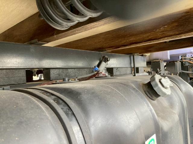 エルフトラック いすゞ　小型クレーン付平ボディー　最大積載２０００ｋｇ　タダノ製４段クレーン（２．６３ｔ吊）Ｈ１８年１月製　ラジコン　フックイン　セイコーラック２個　スムーサー６速２ペダル　ワイドロングボディー　最大積載量２０００ｋｇ（27枚目）