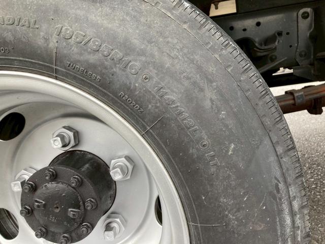 エルフトラック いすゞ　小型クレーン付平ボディー　最大積載２０００ｋｇ　タダノ製４段クレーン（２．６３ｔ吊）Ｈ１８年１月製　ラジコン　フックイン　セイコーラック２個　スムーサー６速２ペダル　ワイドロングボディー　最大積載量２０００ｋｇ（47枚目）