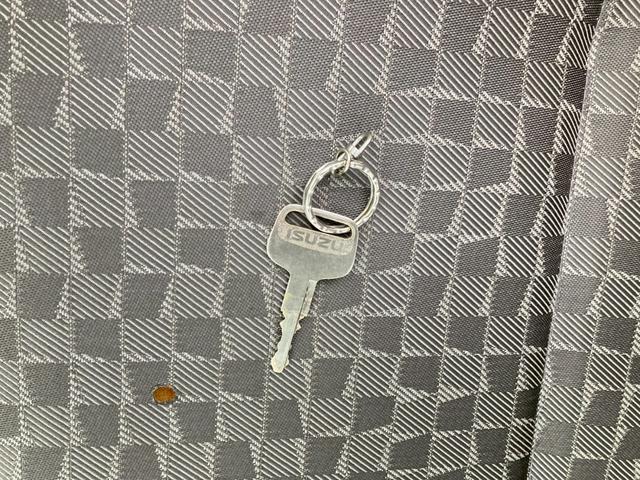 エルフトラック いすゞ　小型クレーン付平ボディー　最大積載２０００ｋｇ　タダノ製４段クレーン（２．６３ｔ吊）Ｈ１８年１月製　ラジコン　フックイン　セイコーラック２個　スムーサー６速２ペダル　ワイドロングボディー　最大積載量２０００ｋｇ（63枚目）