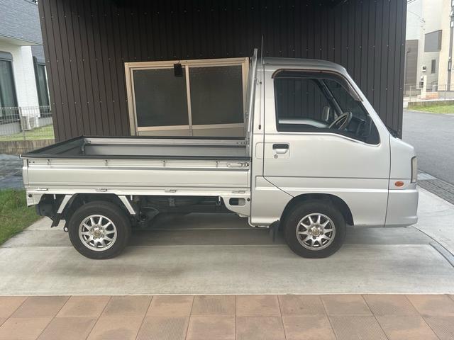 サンバートラック ＴＣ－ＳＣ　ユーザー様買取車両　後期型　フルタイム４ＷＤ　キーレス　社外アルミ　エアコン　パワーウィンドウ　集中ドアロック　ＡＢＳ　Ｗエアバック　荷室マット　バイザー　取説　保証書　メッキグリル　整備無現状渡し（3枚目）