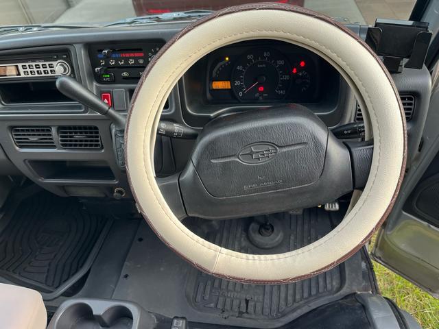 サンバートラック ＴＣ－ＳＣ　ユーザー様買取車両　後期型　フルタイム４ＷＤ　キーレス　社外アルミ　エアコン　パワーウィンドウ　集中ドアロック　ＡＢＳ　Ｗエアバック　荷室マット　バイザー　取説　保証書　メッキグリル　整備無現状渡し（4枚目）
