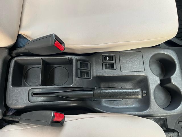 サンバートラック ＴＣ－ＳＣ　ユーザー様買取車両　後期型　フルタイム４ＷＤ　キーレス　社外アルミ　エアコン　パワーウィンドウ　集中ドアロック　ＡＢＳ　Ｗエアバック　荷室マット　バイザー　取説　保証書　メッキグリル　整備無現状渡し（7枚目）