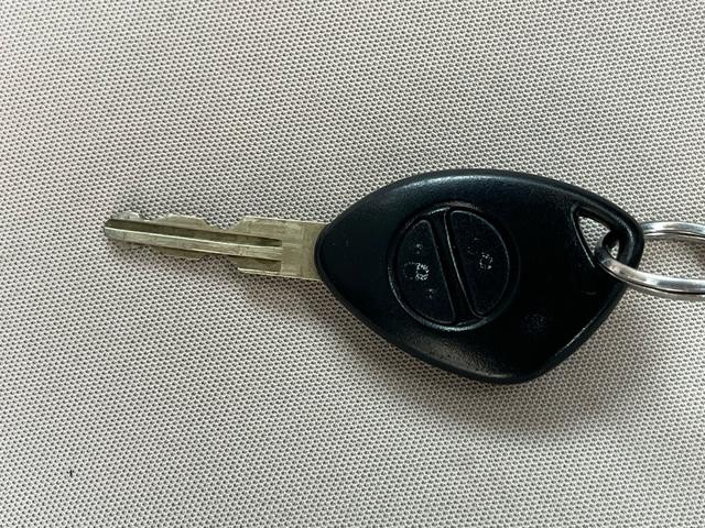 サンバートラック ＴＣ－ＳＣ　ユーザー様買取車両　後期型　フルタイム４ＷＤ　キーレス　社外アルミ　エアコン　パワーウィンドウ　集中ドアロック　ＡＢＳ　Ｗエアバック　荷室マット　バイザー　取説　保証書　メッキグリル　整備無現状渡し（9枚目）