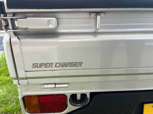サンバートラック ＴＣ－ＳＣ　ユーザー様買取車両　後期型　フルタイム４ＷＤ　キーレス　社外アルミ　エアコン　パワーウィンドウ　集中ドアロック　ＡＢＳ　Ｗエアバック　荷室マット　バイザー　取説　保証書　メッキグリル　整備無現状渡し（20枚目）