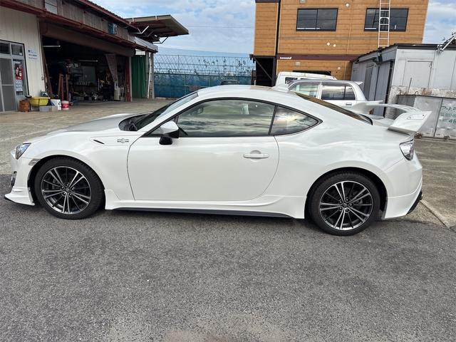 ８６ ＧＴ　スーパーチャージャー　ＴＲＤエアロ　ＴＲＤメーター　ＴＲＤマフラー　６速ＭＴ　リヤスポイラー　スマートキー　ＥＴＣ（7枚目）
