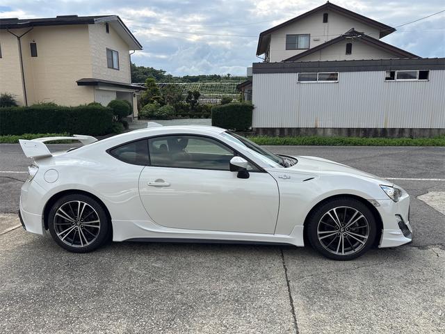 ８６ ＧＴ　スーパーチャージャー　ＴＲＤエアロ　ＴＲＤメーター　ＴＲＤマフラー　６速ＭＴ　リヤスポイラー　スマートキー　ＥＴＣ（8枚目）