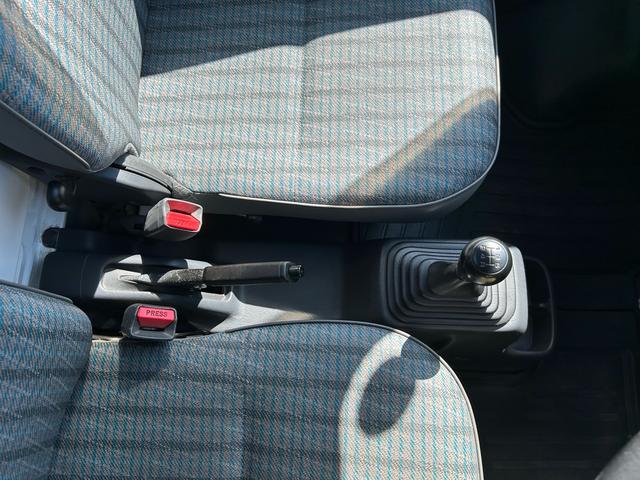 アクティトラック ベースグレード　ユーザー買取車両　走行距離７３０００キロ　タイヤ４本新品　エアコン　パワーステアリング　エアバック　５ＭＴ（19枚目）