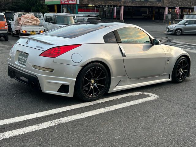 フェアレディＺ バージョンＳＴ　社外１８インチアルミホイール　社外マフラー　車高調（ＴＥＩＮ）　エアロバンパー　リアスポイラー　ボンネット・ルーフブラック塗装　社外ハンドル　６ＭＴ　社外ナビ　ＴＶ　バックカメラ（7枚目）