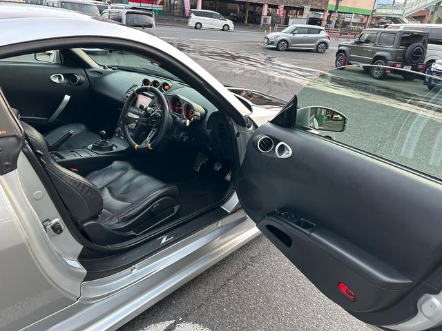 フェアレディＺ バージョンＳＴ　社外１８インチアルミホイール　社外マフラー　車高調（ＴＥＩＮ）　エアロバンパー　リアスポイラー　ボンネット・ルーフブラック塗装　社外ハンドル　６ＭＴ　社外ナビ　ＴＶ　バックカメラ（9枚目）