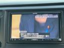 TV付きの車となっております。ドライブの合間の休憩中に気になる番組を見ることができます。