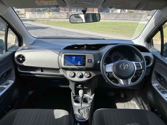 ヴィッツ Ｆ　ＥＴＣ　バックカメラ　ナビ　ＴＶ　アルミホイール　キーレスエントリー　アイドリングストップ　電動格納ミラー　ＣＶＴ　衝突安全ボディ　ＡＢＳ　ＥＳＣ　ＣＤ　ＵＳＢ　エアコン　パワーステアリング（2枚目）