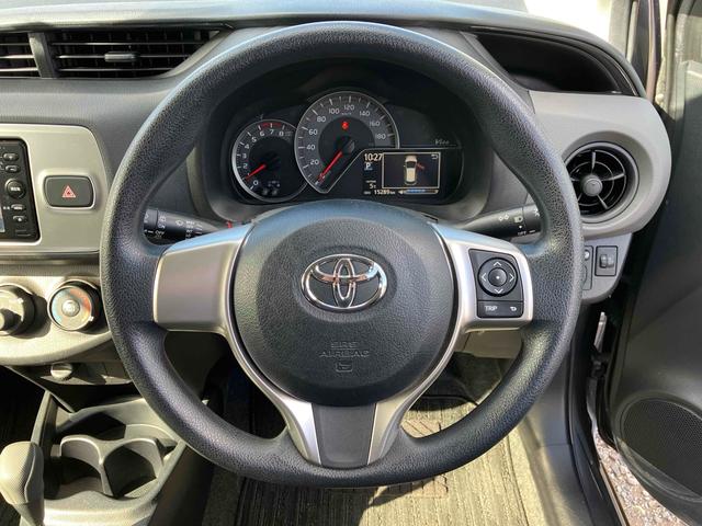 ヴィッツ Ｆ　ＥＴＣ　バックカメラ　ナビ　ＴＶ　アルミホイール　キーレスエントリー　アイドリングストップ　電動格納ミラー　ＣＶＴ　衝突安全ボディ　ＡＢＳ　ＥＳＣ　ＣＤ　ＵＳＢ　エアコン　パワーステアリング（30枚目）