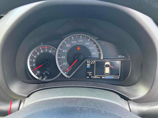 ヴィッツ Ｆ　ＥＴＣ　バックカメラ　ナビ　ＴＶ　アルミホイール　キーレスエントリー　アイドリングストップ　電動格納ミラー　ＣＶＴ　衝突安全ボディ　ＡＢＳ　ＥＳＣ　ＣＤ　ＵＳＢ　エアコン　パワーステアリング（34枚目）