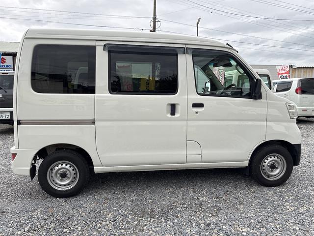 ピクシスバン デラックス　ＳＡＩＩＩ　４ＷＤ　オートマチック車　運転支援システムスマートアシストＩＩＩ　エアコン　パワーステアリング　前席パワーウインドウ　後席両側スライド　純正ラジオ（4枚目）