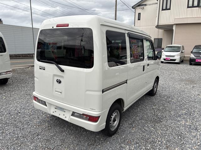 ピクシスバン デラックス　ＳＡＩＩＩ　４ＷＤ　オートマチック車　運転支援システムスマートアシストＩＩＩ　エアコン　パワーステアリング　前席パワーウインドウ　後席両側スライド　純正ラジオ（8枚目）