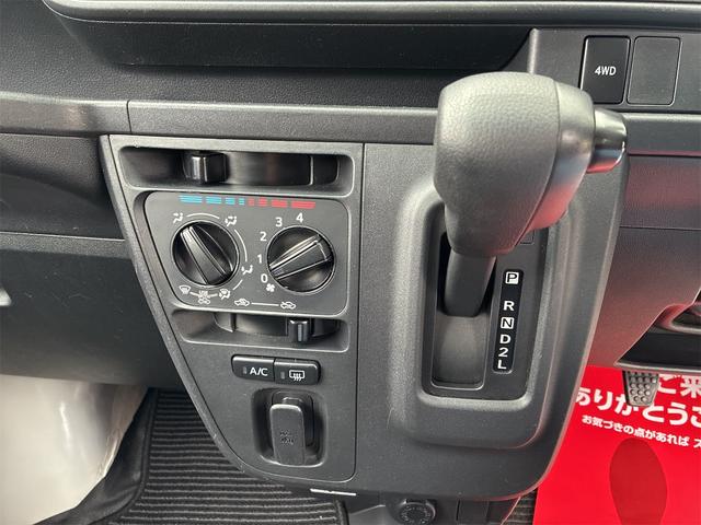 ピクシスバン デラックス　ＳＡＩＩＩ　４ＷＤ　オートマチック車　運転支援システムスマートアシストＩＩＩ　エアコン　パワーステアリング　前席パワーウインドウ　後席両側スライド　純正ラジオ（11枚目）