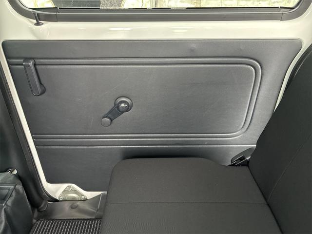 ピクシスバン デラックス　ＳＡＩＩＩ　４ＷＤ　オートマチック車　運転支援システムスマートアシストＩＩＩ　エアコン　パワーステアリング　前席パワーウインドウ　後席両側スライド　純正ラジオ（30枚目）