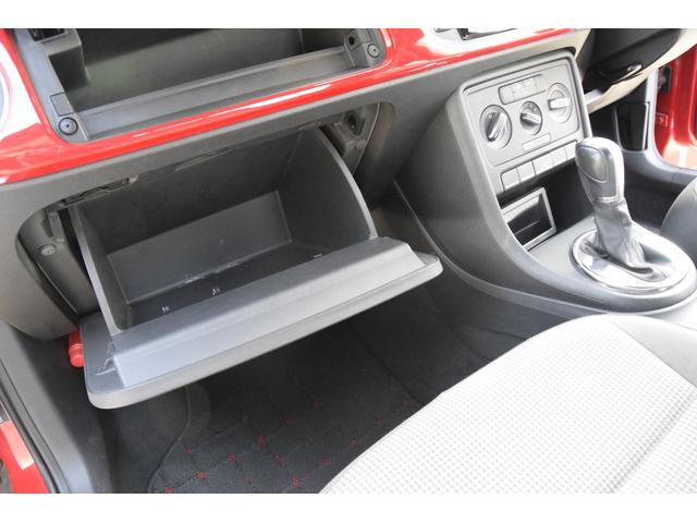 ザ・ビートル デザイン　ターボ　ＣＤ　ＥＴＣ　オートクルーズ　アルミホイール　横滑り防止装置　革巻きステアリング　キーレス（9枚目）