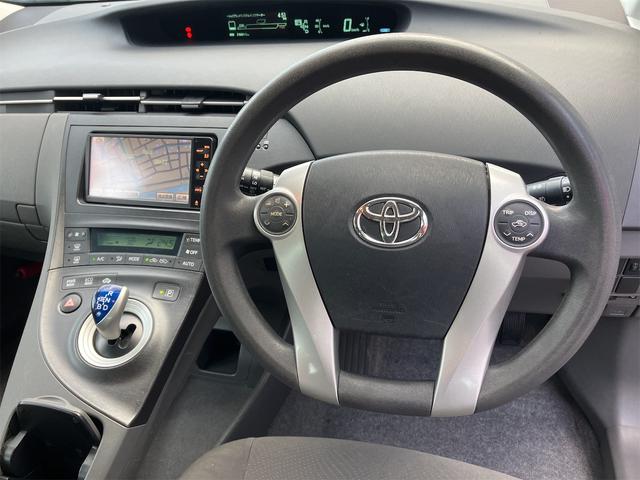 プリウス Ｓ　車検２年付　ＥＴＣ　Ｂｌｕｅｔｏｏｔｈ　記録簿　バックカメラ　ナビ　ＴＶ　アルミホイール　オートライト　ＣＶＴ　スマートキー　電動格納ミラー　盗難防止システム　ＣＤ　ＤＶＤ再生（2枚目）