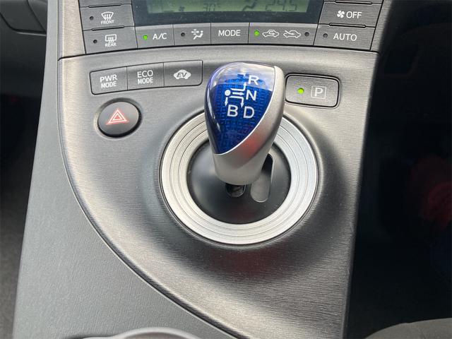 プリウス Ｓ　車検２年付　ＥＴＣ　Ｂｌｕｅｔｏｏｔｈ　記録簿　バックカメラ　ナビ　ＴＶ　アルミホイール　オートライト　ＣＶＴ　スマートキー　電動格納ミラー　盗難防止システム　ＣＤ　ＤＶＤ再生（11枚目）