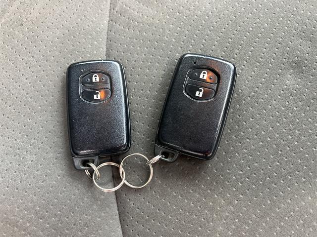 プリウス Ｓ　車検２年付　ＥＴＣ　Ｂｌｕｅｔｏｏｔｈ　記録簿　バックカメラ　ナビ　ＴＶ　アルミホイール　オートライト　ＣＶＴ　スマートキー　電動格納ミラー　盗難防止システム　ＣＤ　ＤＶＤ再生（37枚目）