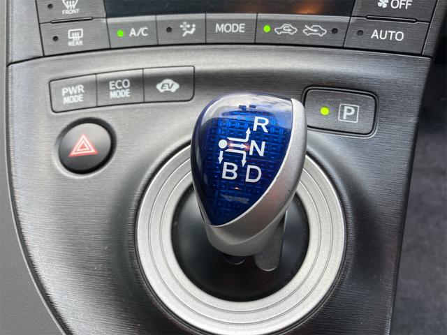 プリウス Ｓ　車検２年付　ＥＴＣ　Ｂｌｕｅｔｏｏｔｈ　記録簿　バックカメラ　ナビ　ＴＶ　アルミホイール　オートライト　ＣＶＴ　スマートキー　電動格納ミラー　盗難防止システム　ＣＤ　ＤＶＤ再生（38枚目）