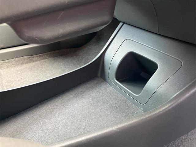 プリウス Ｓ　車検２年付　ＥＴＣ　Ｂｌｕｅｔｏｏｔｈ　記録簿　バックカメラ　ナビ　ＴＶ　アルミホイール　オートライト　ＣＶＴ　スマートキー　電動格納ミラー　盗難防止システム　ＣＤ　ＤＶＤ再生（43枚目）