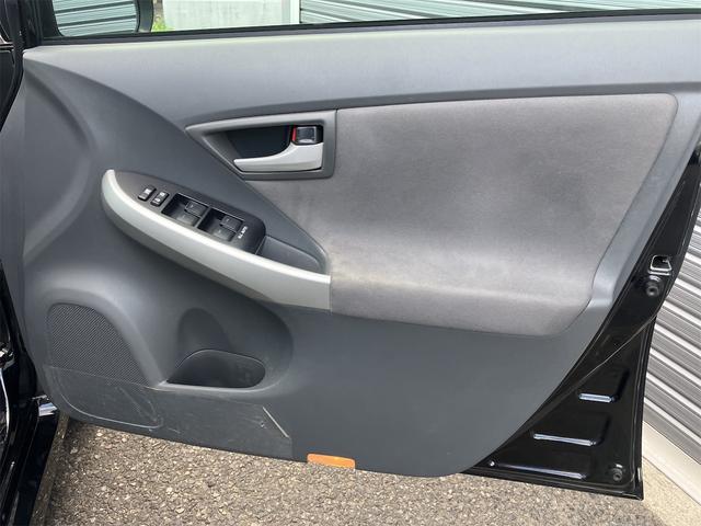 プリウス Ｓ　車検２年付　ＥＴＣ　Ｂｌｕｅｔｏｏｔｈ　記録簿　バックカメラ　ナビ　ＴＶ　アルミホイール　オートライト　ＣＶＴ　スマートキー　電動格納ミラー　盗難防止システム　ＣＤ　ＤＶＤ再生（48枚目）