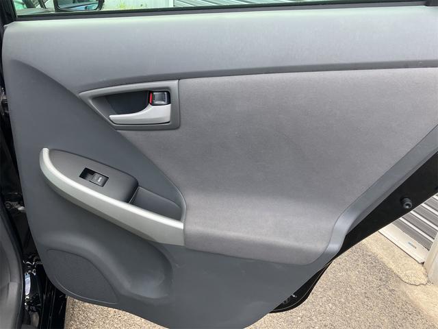 プリウス Ｓ　車検２年付　ＥＴＣ　Ｂｌｕｅｔｏｏｔｈ　記録簿　バックカメラ　ナビ　ＴＶ　アルミホイール　オートライト　ＣＶＴ　スマートキー　電動格納ミラー　盗難防止システム　ＣＤ　ＤＶＤ再生（49枚目）