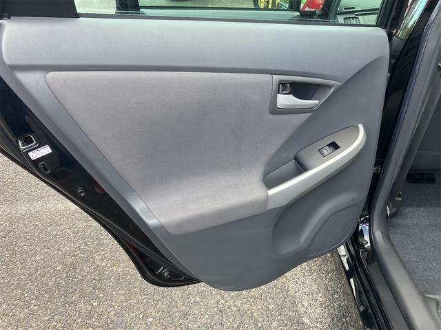 プリウス Ｓ　車検２年付　ＥＴＣ　Ｂｌｕｅｔｏｏｔｈ　記録簿　バックカメラ　ナビ　ＴＶ　アルミホイール　オートライト　ＣＶＴ　スマートキー　電動格納ミラー　盗難防止システム　ＣＤ　ＤＶＤ再生（61枚目）