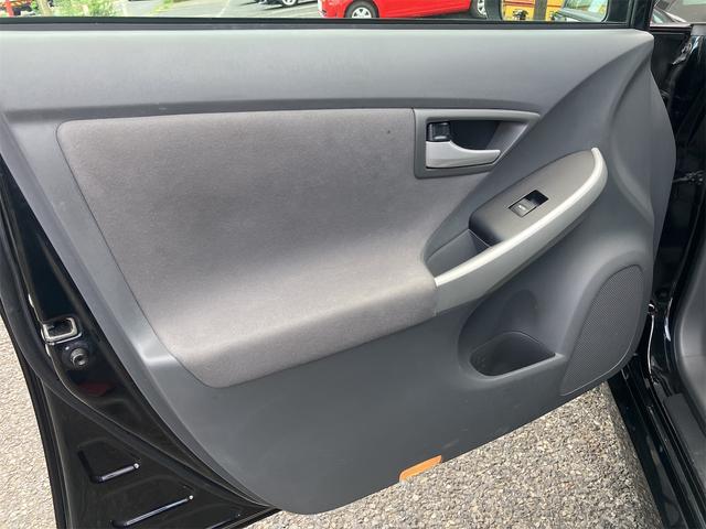 プリウス Ｓ　車検２年付　ＥＴＣ　Ｂｌｕｅｔｏｏｔｈ　記録簿　バックカメラ　ナビ　ＴＶ　アルミホイール　オートライト　ＣＶＴ　スマートキー　電動格納ミラー　盗難防止システム　ＣＤ　ＤＶＤ再生（63枚目）