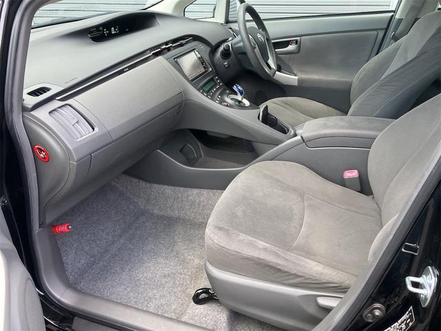 プリウス Ｓ　車検２年付　ＥＴＣ　Ｂｌｕｅｔｏｏｔｈ　記録簿　バックカメラ　ナビ　ＴＶ　アルミホイール　オートライト　ＣＶＴ　スマートキー　電動格納ミラー　盗難防止システム　ＣＤ　ＤＶＤ再生（64枚目）