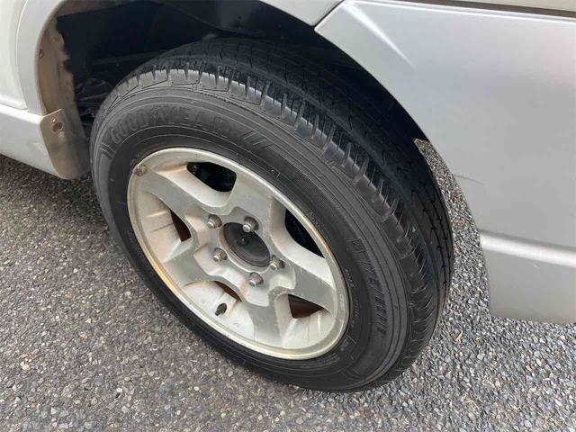 ジムニー ワイルドウインド　４ＷＤ　キーレスエントリー　ＡＴ　ＡＢＳ　ＣＤ　ＭＤ　カセット　アルミホイール　衝突安全ボディ　エアコン　パワーウィンドウ（25枚目）