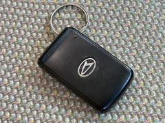 車内へのアクセス楽々、今や必須アイテムの「スマートキー」には、キー複製防止「イモビライザー」まで備わっております。 5