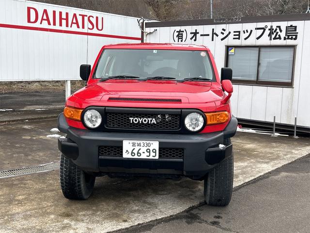 ＦＪクルーザー レッドカラーパッケージ　４ＷＤ　ＥＴＣ　クリアランスソナー　オートクルーズコントロール　ナビ　アルミホイール　キーレスエントリー　ＡＴ　盗難防止システム　衝突安全ボディ　ＣＤ　ＡＢＳ　ＥＳＣ　エアコン　パワーステアリング（2枚目）