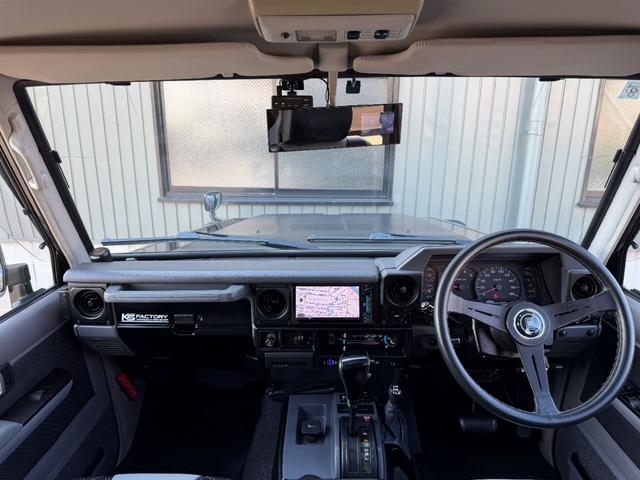 ランドクルーザー70 ZX サンルーフ サイバーナビ 全塗装 10インチアップ KINGショック 20インチFUELアルミ NITTO マッドグラップラー ARBルーフラック シートカバー VIPER FOCALスピーカー(2枚目)