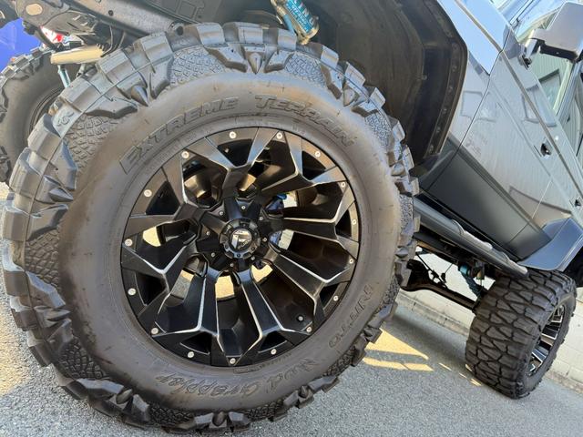 ランドクルーザー70 ZX サンルーフ サイバーナビ 全塗装 10インチアップ KINGショック 20インチFUELアルミ NITTO マッドグラップラー ARBルーフラック シートカバー VIPER FOCALスピーカー(7枚目)